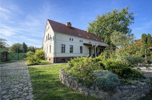 Rückseite - MFH & Blick in Richtung Ein/Ausgangsbereich - 