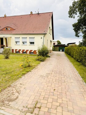 Frontansicht - Blick in Richtung Einfahrt - 4 Zimmer Doppelhaushälfte zum Kaufen in Wriezen