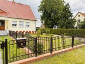 Frontansicht - Blick in Richtung Immobilie - Idyl., gepflegtes 1.277 qm Grundstück inkl. DHH mit Nebengelass, Keller - Gartenbereich - Wriezen!