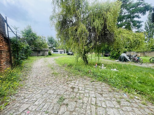 Blick von der Einfahrt kommend, in Richtung Baugrundstück - 