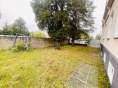 Einfahrt (rechts) zum Grundstück - 