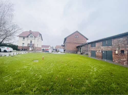 Grundstück in Blick Richtung - 1. MFH (rechts) + Schuppen & 3.MFH (links) - 