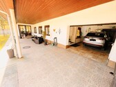 Blick in Richtung Terrassenbereich / Garage - 