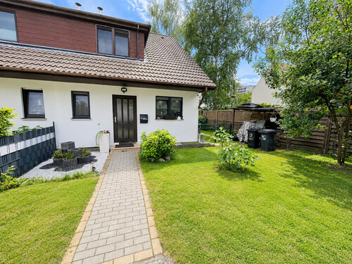 Haus-Vorderansicht - modernisierte DHH in Berlin-Rudow auf 396 m² Grundstück – Garten, 2 Stellplätze in ruhiger Wohnlage!