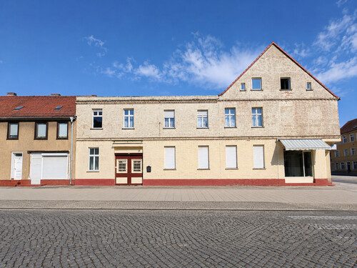 Mfh - Front - Zentral in Kyritz: Wohn- und Geschäftshaus mit 2 Wohneinheiten und Gewerbe - 400 m zum Bahnhof!