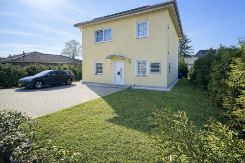 Frontansicht zur Stadtvilla - Berlin-Biesdorf: Stilvolle Stadtvilla auf 490 m² GST inkl. Terrasse & Garten in ruhiger Wohnlage !