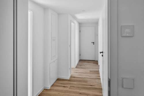 Flur - Erstbezug nach Kernsanierung – Moderne 3-Zimmer-Dachgeschosswohnung mit EBK & Fußbodenheizung