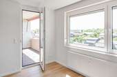 Wohnzimmer mit Zugang zum Balkon - 