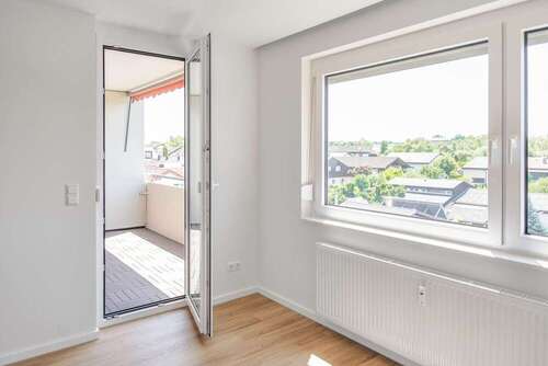 Wohnzimmer mit Zugang zum Balkon - 