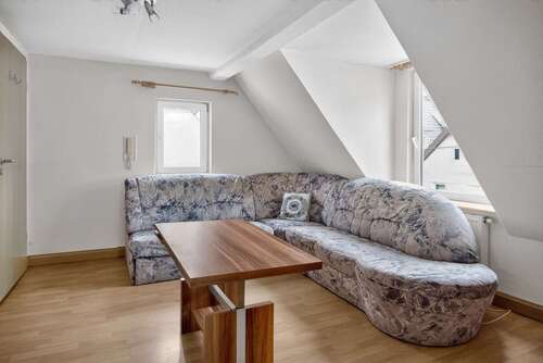 Wohnzimmer - 1 Zimmer Dachgeschoßwohnung zur Miete in Stuttgart