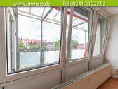 Wohnzimmer Fenster mit Blick zum Laubengang - 3 Zimmer Dachgeschoßwohnung in Leipzig
