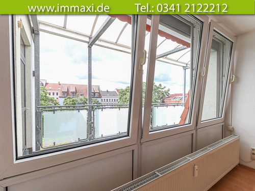Wohnzimmer Fenster mit Blick zum Laubengang - 3 Zimmer Dachgeschoßwohnung in Leipzig