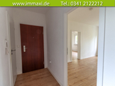 Flur mit Blick zum Wohnzimmer - 