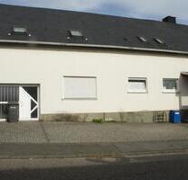 ** DOPPELHAUSHÄLFTE - IN UNNAU - MI)T GROSSEM GRUNDSTÜCK **