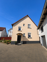 Hausansicht - Hier wartet Ihr nächstes Projekt! Einfamilienhaus mit Nebengebäude in Rodgau.