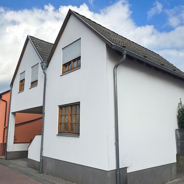 Hausansicht - Stadthaus mit kleiner Innenterrasse in Hainburg – Wohnen in Mainnähe mit besonderem Charme!