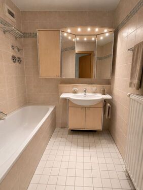 Badezimmer mit Wanne - 