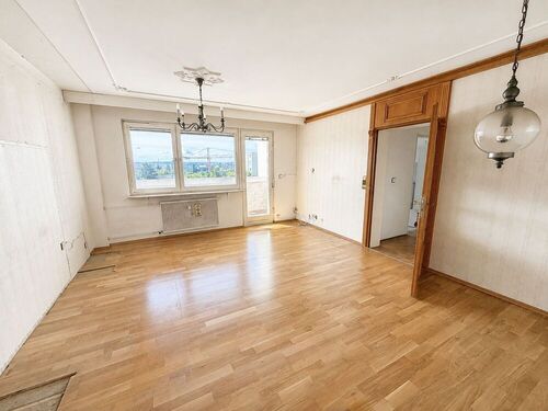 Wohnzimmer mit Balkon - Renovierungsbedürftige 3 Zimmer Eigentumswohnung in zentraler Lage von Dietzenbach!