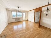Wohnzimmer mit Balkon - Renovierungsbedürftige 3 Zimmer Eigentumswohnung in zentraler Lage von Dietzenbach!