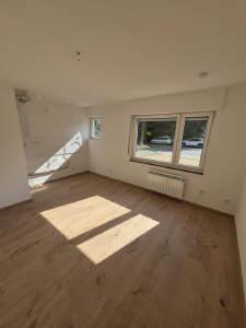 Dies ist ein Großes Wohn Schlafzimmer. - Appartement im Sanierten 4 Parteien MFH in MG-Hardterbroich