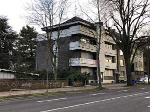 Hausansicht - Leben mit Blick auf KFH! 2 Raum Wohnung+EBK