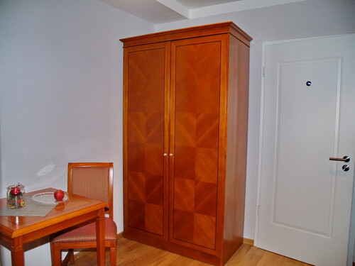 Zwischenflur mit Ankleide u kleinem Esstisch - 