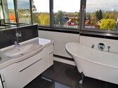 Badezimmer oben mit Badewanne - 