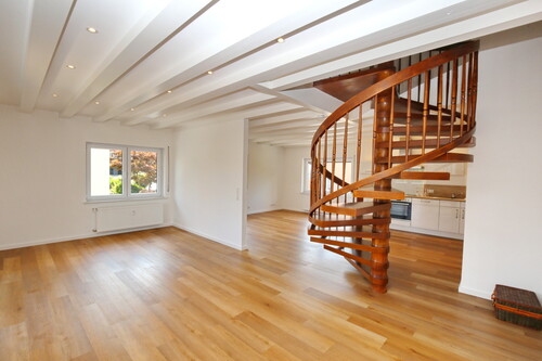 Wohnzimmer mit Wendeltreppe - 19 Zimmer Mehrfamilienhaus, Wohnhaus in Baden-Baden / Varnhalt