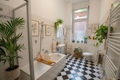 Bad mit Dusche und Wanne - 