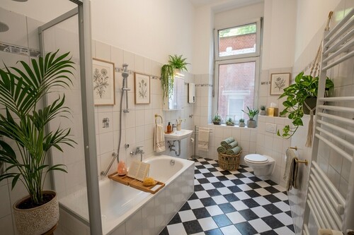 Bad mit Dusche und Wanne - 