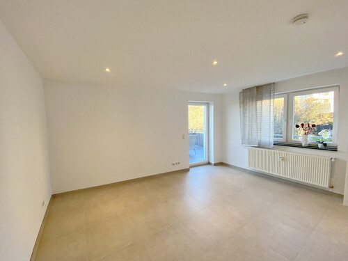 Schlafzimmer mit Zugang zum Balkon - 2- Zimmerwohnung mit 86,18 m&sup2; in Baden-Baden zur Miete