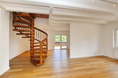 Wohnzimmer mit Wändeltreppe - 4.5 Zimmer 4.5 Zimmerwohnung zur Miete in Baden-Baden