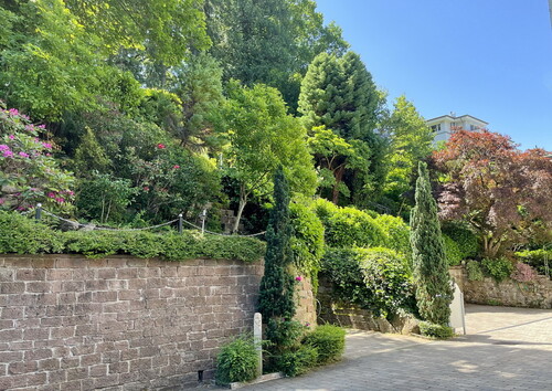Garten-KFZ-Stellplatz - 9 Zimmer Mehrfamilienhaus, Wohnhaus in Baden-Baden