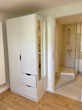 Kleiderschrank-Blick ins Bad - 