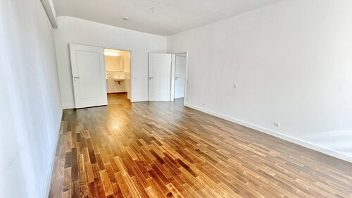 Schlafzimmer mit Zugang zum Bad - 