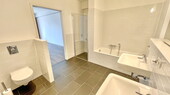 Bad mit Dusche und Wanne - 