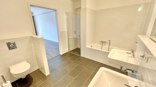 Bad mit Dusche und Wanne - 