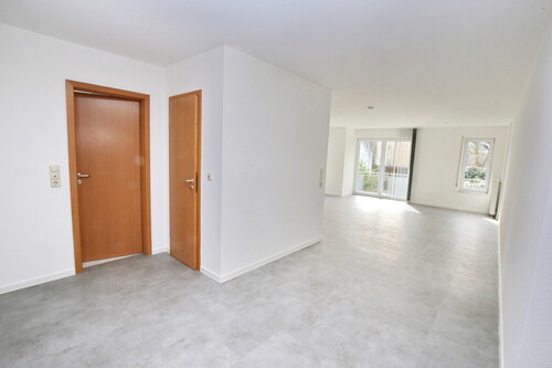 Diele mit Blick ins Wohnzimmer. Zugang Bad und Abstellraum. - 3 Zimmer 3- Zimmerwohnung in Karlsruhe