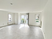 Wohnzimmer mit Zugang zum Balkon - 3 Zimmer 3- Zimmerwohnung zur Miete in Karlsruhe