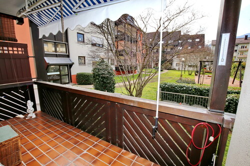 Balkon mit Blick in den Garten - 