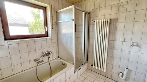 Dusche und Badewanne - 