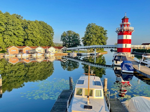 Blick von der Terrasse zum Leuchtturm - Reizendes Inselhaus in bester Lage im Hafendorf Rheinsberg
