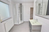 Bad mit Dusche - 