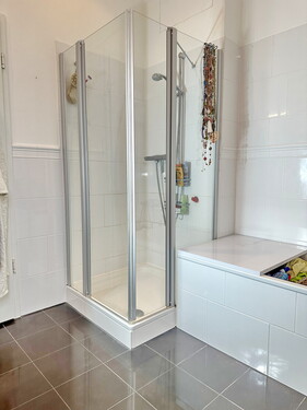 Dusche und Badewanne - 