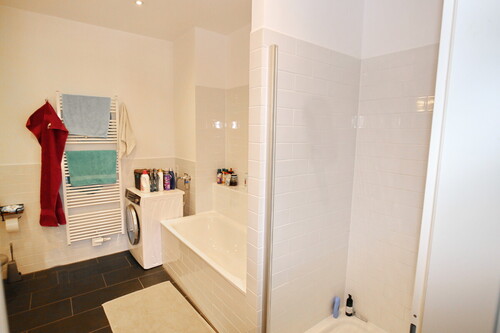 Bad mit Dusche - 