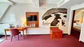 Wohnbereich mit Schreibecke - 2 Zimmer Wohnanlage in Baden-Baden