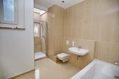 Bad mit Wanne und Dusche - 