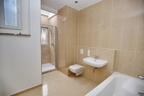 Bad mit Wanne und Dusche - 