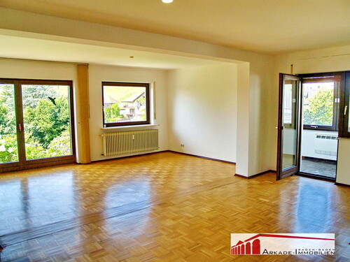 Großzügiges Wohnzimmer - 2.5 Zimmer 2.5 Zimmerwohnung zur Miete in Baden-Baden