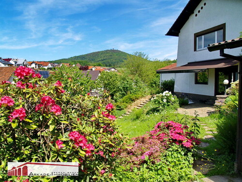 Außenansicht mit Blick zum Fremersberg - Sonne pur, Garten reichlich und Weitblick in die Weinberge